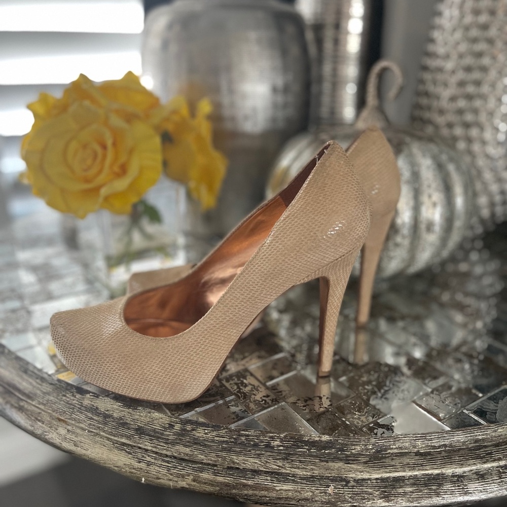 BCBGeneration Beige heels